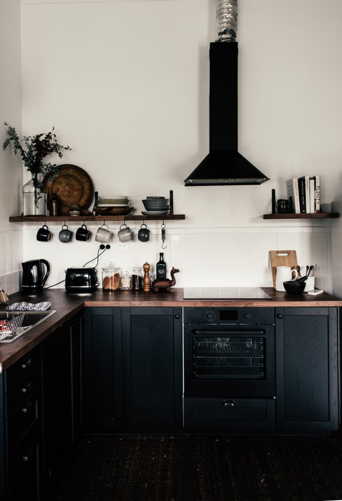 Черно-белая кухня: правила сочетания цветов, материалы, особенности